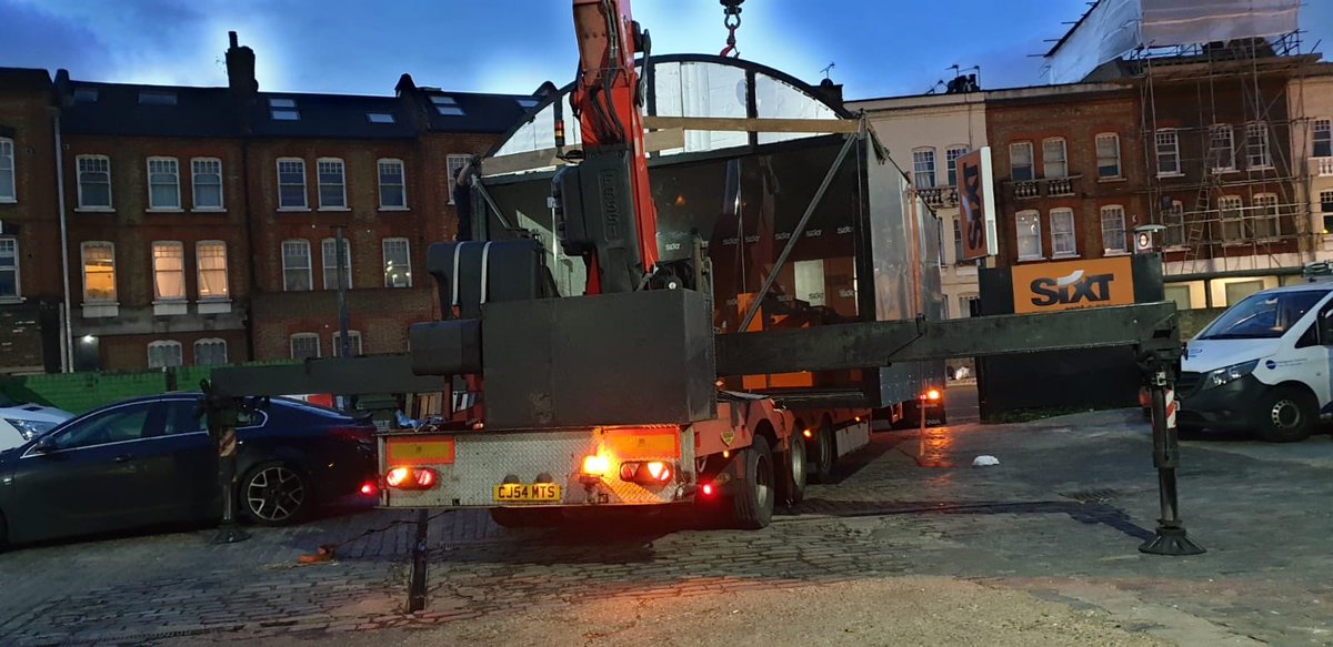 MacTransServs's tweet image. Well done Clif and Luke! Using all their experience and expertise to negotiate central London with this wide load and a made to measure installation. All done before breakfast! #wideload #cranelorry #kiosk #earlydoors