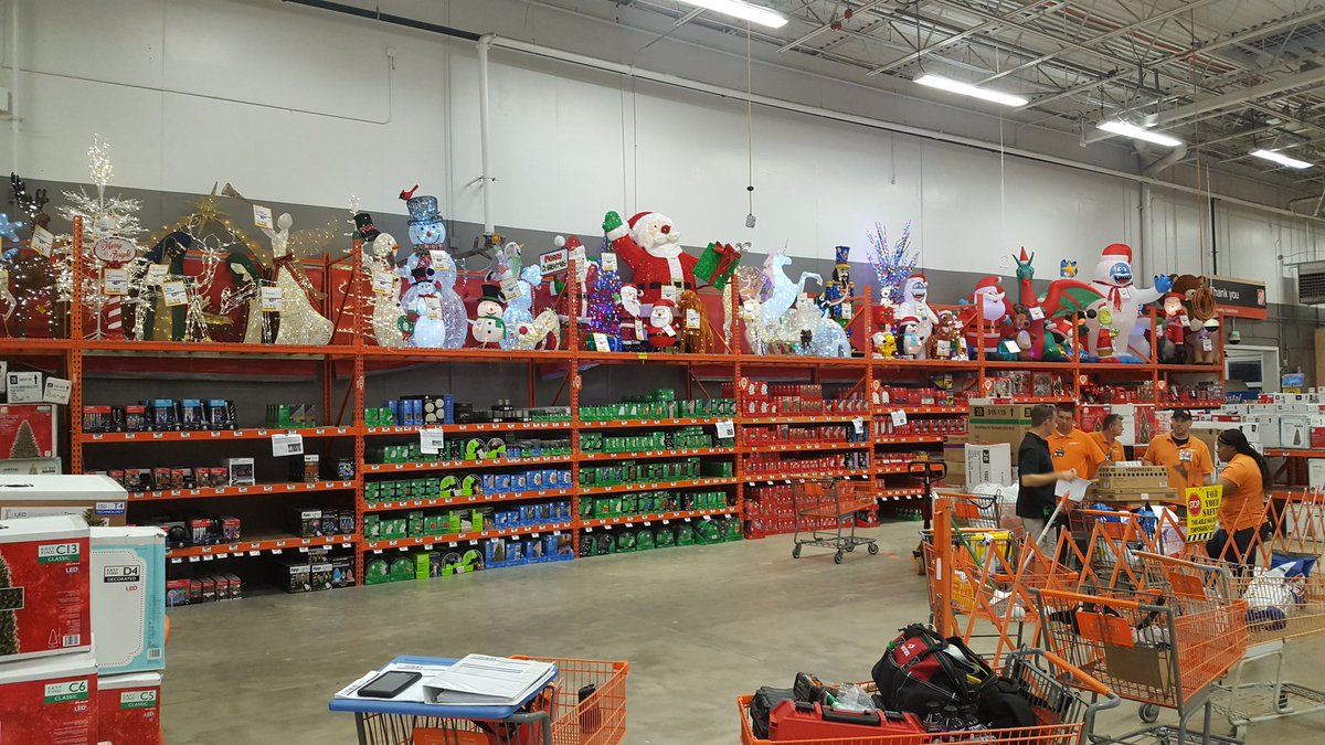billchetyrbok's tweet photo. Store 930 and MET sup Chris A. Getting ready for Santa. Looking good! https://t.co/JT8A6zo2so