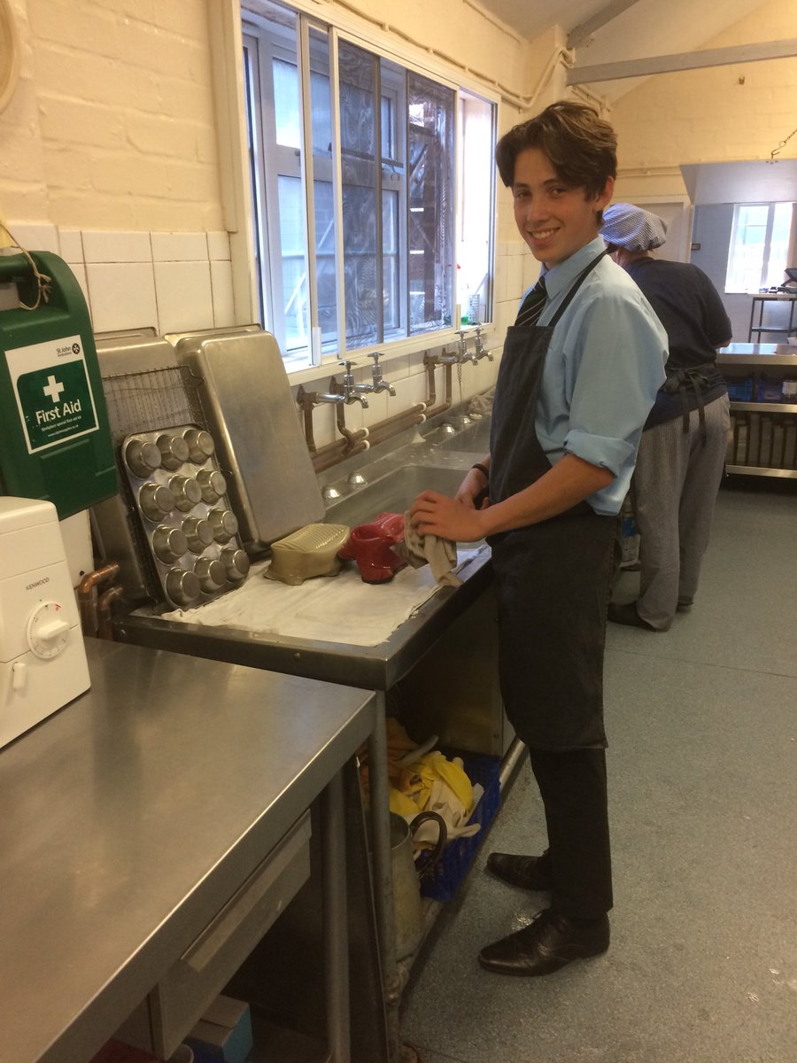 BWSRugby's tweet photo. U16s giving back on Wednesdays. Refereeing and kitchen duties. #bettermen #valueyourcommunity #branbairbulltedcorf #COYBIB #closethegaps https://t.co/CBk00fubCM