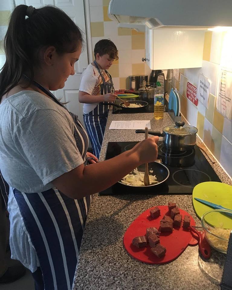 TeenTalkHarwich's tweet image. In yesterdays cookery session they were making corned beef hash! #harwichteentalk #cookery #cookingsession #harwich