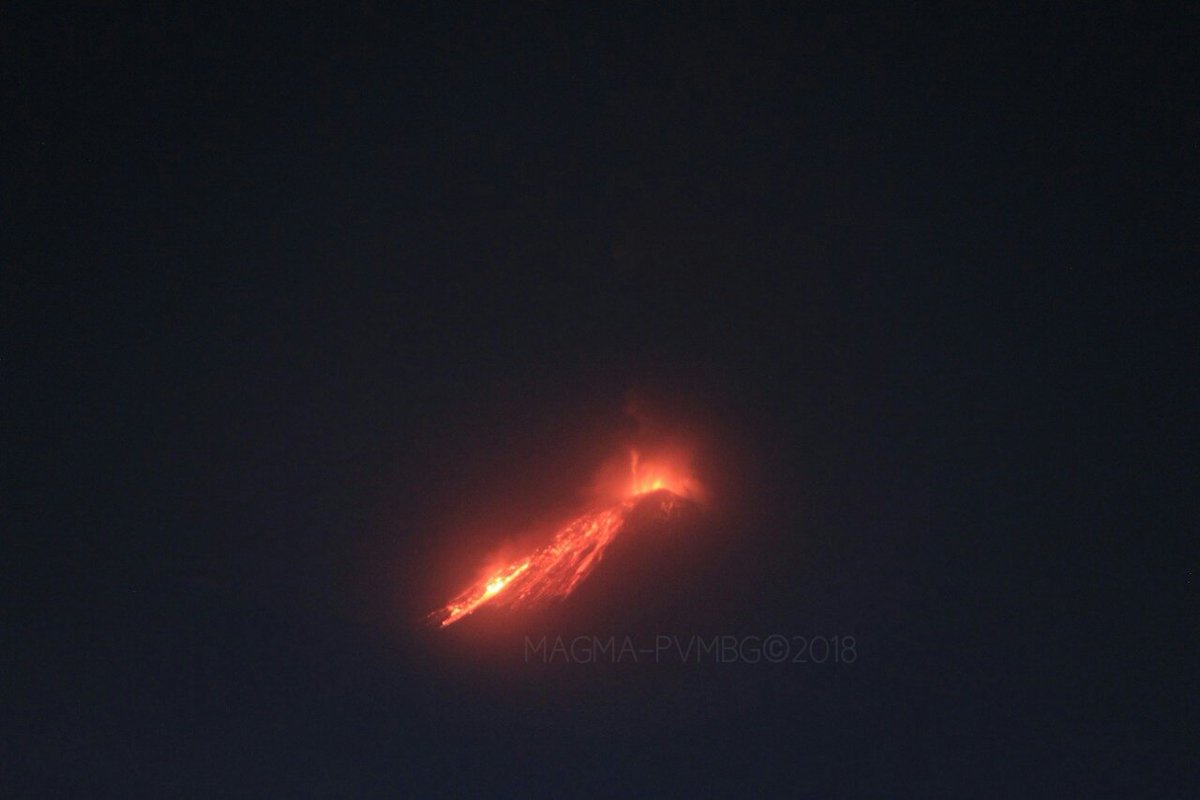 id_magma's tweet photo. Erupsi Gunung Soputan, Sulawesi Utara malam ini. Teramati ketinggian kolom abu erupsi pada kisaran 4000-6000 m di atas puncak (5800-7800 m di atas permukaan laut). Aliran Lava Pijar teramati  ke arah Timurlaut sejauh lk. 2500 m dari puncak. https://t.co/HVomtzWa0Z