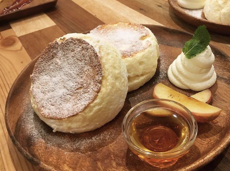 フワフワで口の中でとろける！？リコッタ香る「スフレパンケーキ」！