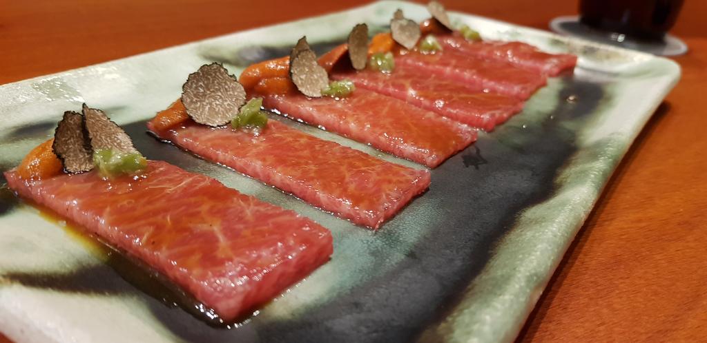 MarioKabuki's tweet photo. Usuzukuri uni-toro. Toro, erizo, trufa de verano y kizami. Una delicia en @kabuki_sushi de Presidente Carmona! #cocinakabuki #HealthyFood #japanesefood #Madrid #MichelinStar https://t.co/nabYBv00nM