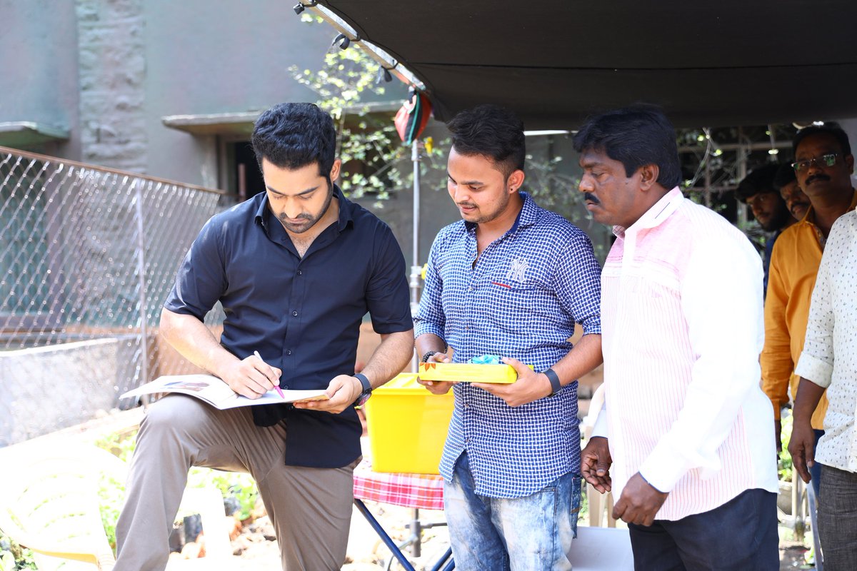 Shiva4Ntr's tweet photo. దేవుడీ దర్శనం ఐన రోజు 😎😎😎😎 https://t.co/Def6WEhCLL