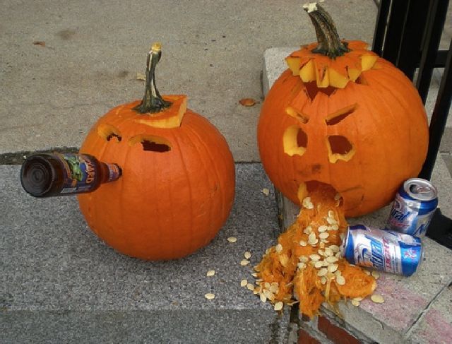 gigirules7's tweet image. #DoesntGoWithPumpkinSpice Even the pumpkins barfed when they drank pumpkin spice beer.🤮