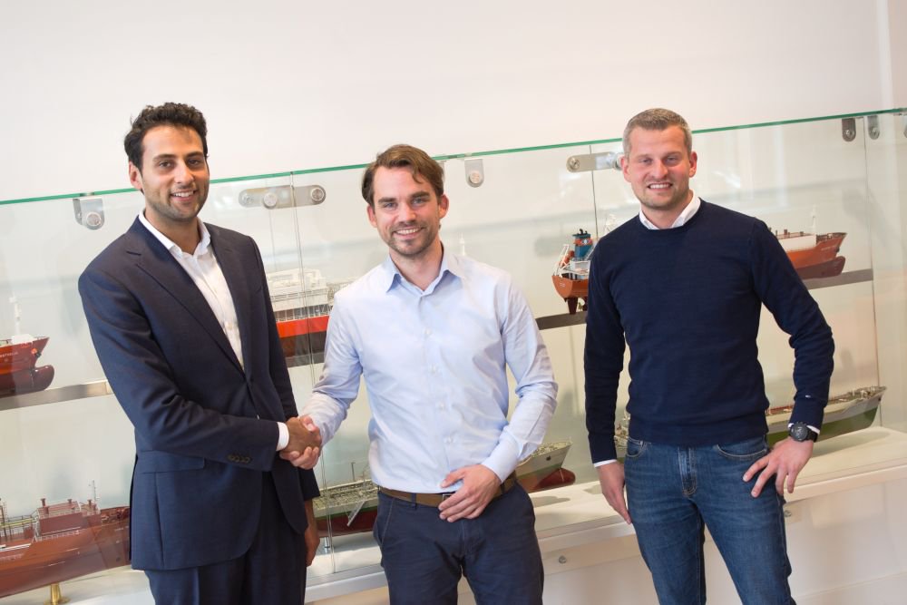 MaritiemNL's tweet photo. @AnthonyVeder werkt samen met Rotterdamse maritieme start-up @BunkerConnect (sinds vorig jaar onder de hoede van @PortXLglobal) https://t.co/JrRCDuidUk https://t.co/9fZzAJPo8c