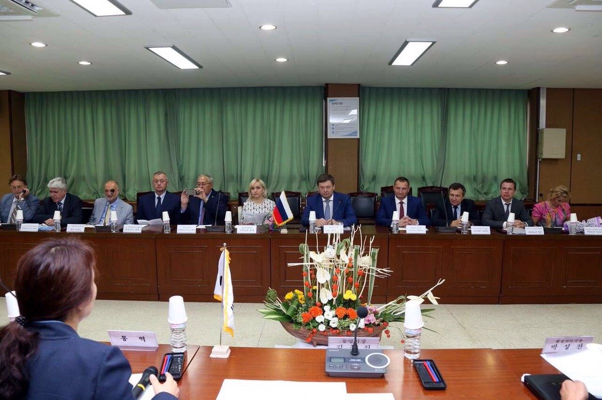 На фото жена мэра Самары Ольга Фурсова стоит/сидит в самом центре официальной делегации г.о. Самара в Ю.Корее. Из документов следует, что оплату ее пребывания взяла принимающая сторона. При этом в состав делегации она не входила, а оформила отпуск под предлогом турпоездки.