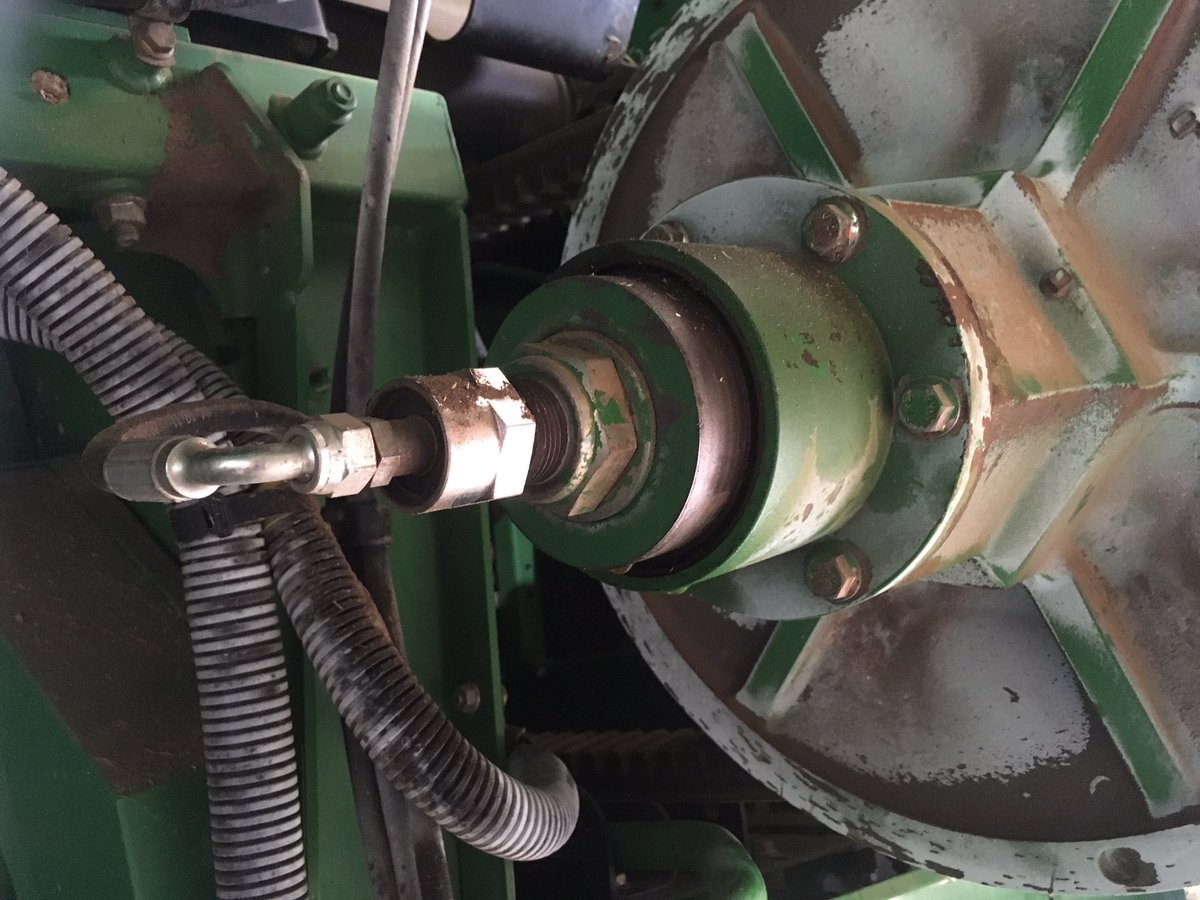 TimBarndon's tweet photo. Ahhh harvest maintenance always somthing going on #harvest18 #sheddays #9770 #doitmyself #oilyfun https://t.co/4tBmzSzCmO