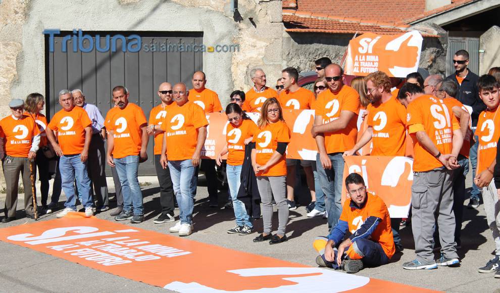 Tribuna Salamanca (@tribunasal) on Twitter photo 📸📸📸 EN IMÁGENES | Concentración ante el Ayuntamiento de Retortillo en favor de la mina bit.ly/2NiGdZq <a href="/MinaSalamanca/">Proyecto Salamanca - Berkeley Minera</a> <a href="/BKYEnergia/">Berkeley Energía</a> 📸📸📸 EN IMÁGENES | Concentración ante el Ayuntamiento de Retortillo en favor de la mina bit.ly/2NiGdZq <a href="/MinaSalamanca/">Proyecto Salamanca - Berkeley Minera</a> <a href="/BKYEnergia/">Berkeley Energía</a>