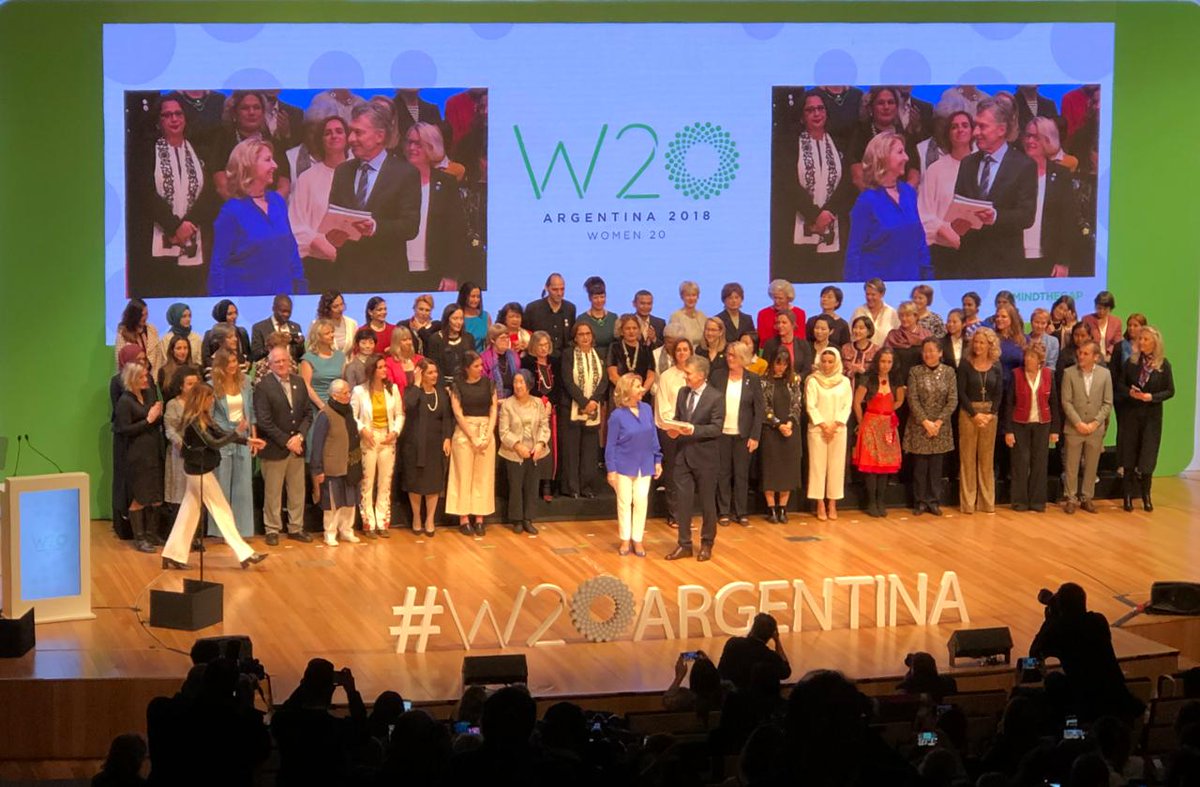 El presidente @mauriciomacri en la apertura de una nueva jornada del #W20Summit. @SusanaBalboOK hace entrega del Communiqué final. #MindTheGap #WomenFastForward