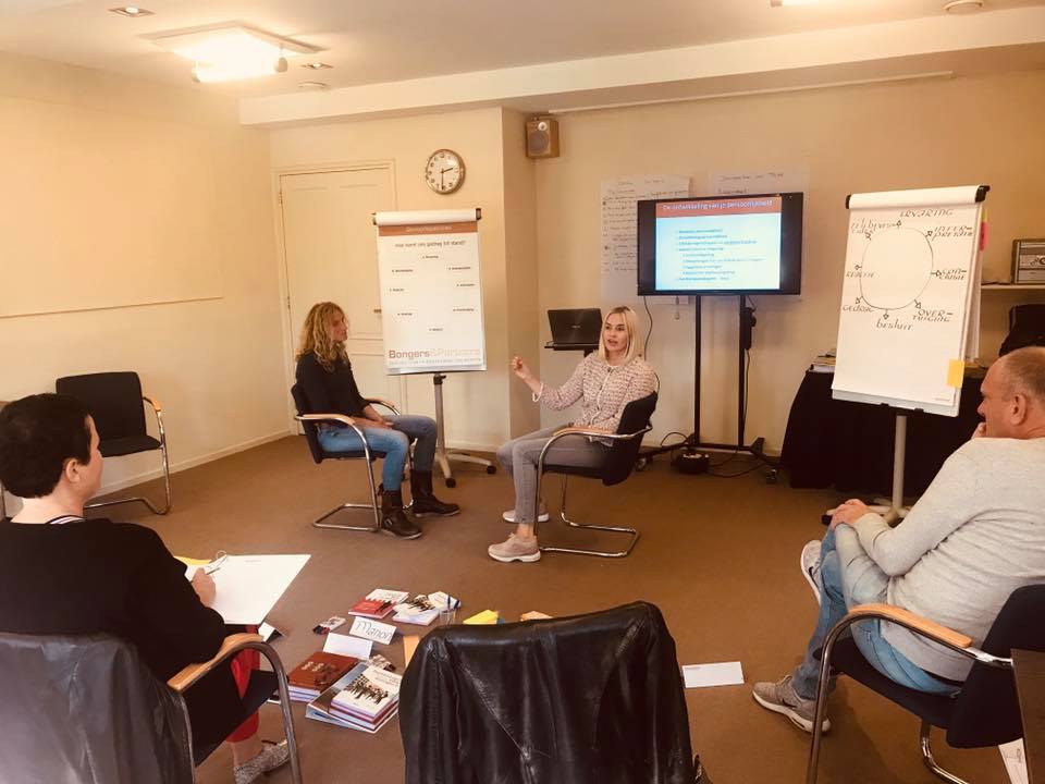 bongerspartners's tweet photo. In beeld een impressie van een indrukwekkende dag uit de 1-jarige opleiding "coachen vanuit de positieve psychologie" door Manon Bongers van #Bongers&amp;Partners. Internationaal Gecertificeerd opleiding tot TA-coach (Transactionele Analyse). #coaching #positivethinking #psychologie https://t.co/I0gJLHrJi7