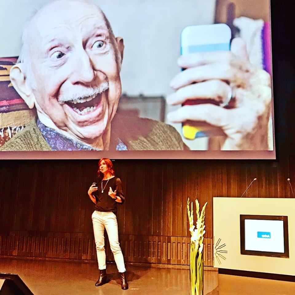 Skemmtileg staðreynd um okkur sem flokkumst sem eldri neytendur er að við höfum tileinkað okkur atferli þeirra sem yngri eru. Þróuninni hefur verið snúið við og nú gildir: gamall nemur, ungur temur