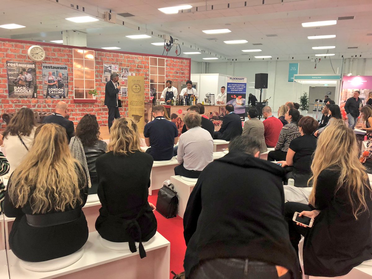 A packed crowd to see <a href="/maurocolagreco/">Mauro Colagreco</a> in action as he creates his dishes with the extra virgin olive oil of Jaen-Spain. <a href="/jaenturismo/">Jaén ParaísoInterior</a> #TRS2018