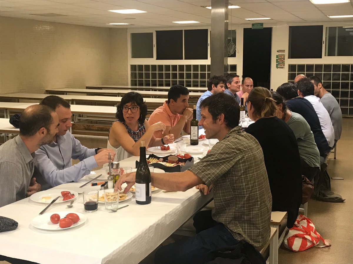 FCollserola's tweet photo. El passat divendres un grup d'exalumnes de la promoció del 97' es va trobar a l' @EscolaAvenc. Van anar a la seva última aula, la Cecília, la directora de l'escola que hi havia en aquell moment, va passar llista i finalment van sopar al menjador. Quin gran retrobament! #AlumniFC https://t.co/HDaxb7oH02