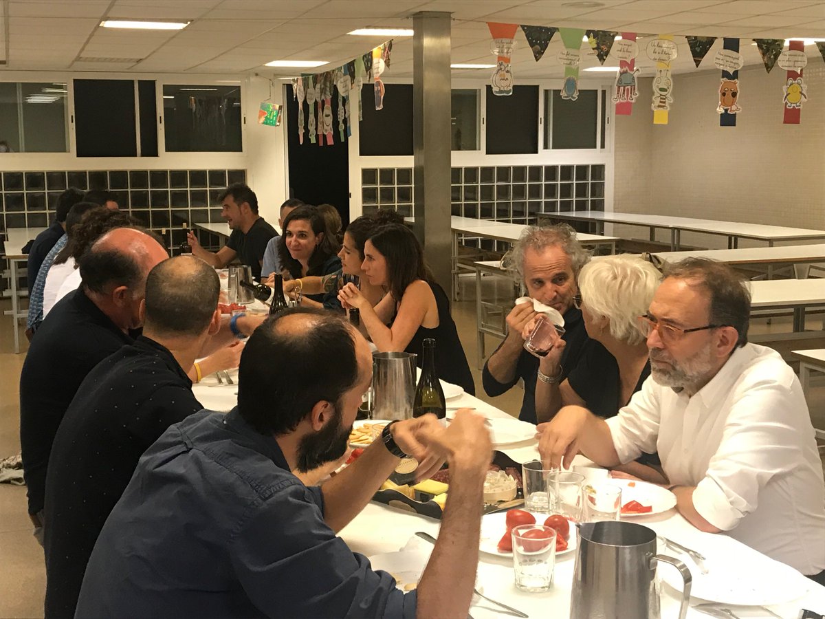 FCollserola's tweet photo. El passat divendres un grup d'exalumnes de la promoció del 97' es va trobar a l' @EscolaAvenc. Van anar a la seva última aula, la Cecília, la directora de l'escola que hi havia en aquell moment, va passar llista i finalment van sopar al menjador. Quin gran retrobament! #AlumniFC https://t.co/HDaxb7oH02