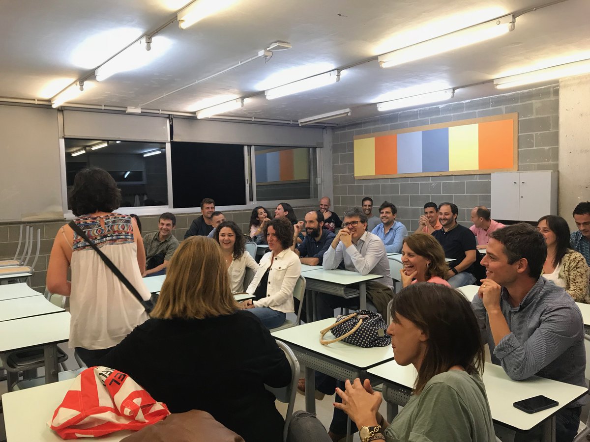 FCollserola's tweet photo. El passat divendres un grup d'exalumnes de la promoció del 97' es va trobar a l' @EscolaAvenc. Van anar a la seva última aula, la Cecília, la directora de l'escola que hi havia en aquell moment, va passar llista i finalment van sopar al menjador. Quin gran retrobament! #AlumniFC https://t.co/HDaxb7oH02