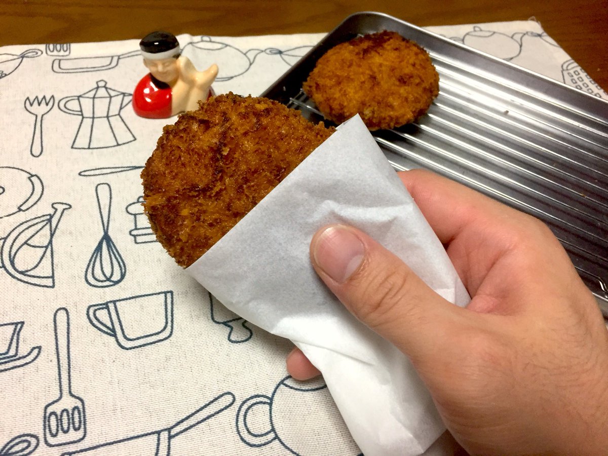 A94105830's tweet photo. 揚げたてを手で持って食べる😋
普通に箸で食べる😗
手で持って食べると3割増しで美味しww

★コロッケ定食✨

ん〜♪
炭水化物をオカズに炭水化物を喰らう💞
正義ですわ😆
#料理男子
#料理好きな人と繋がりたい 
#飯テロ https://t.co/HxiMlI8V3m