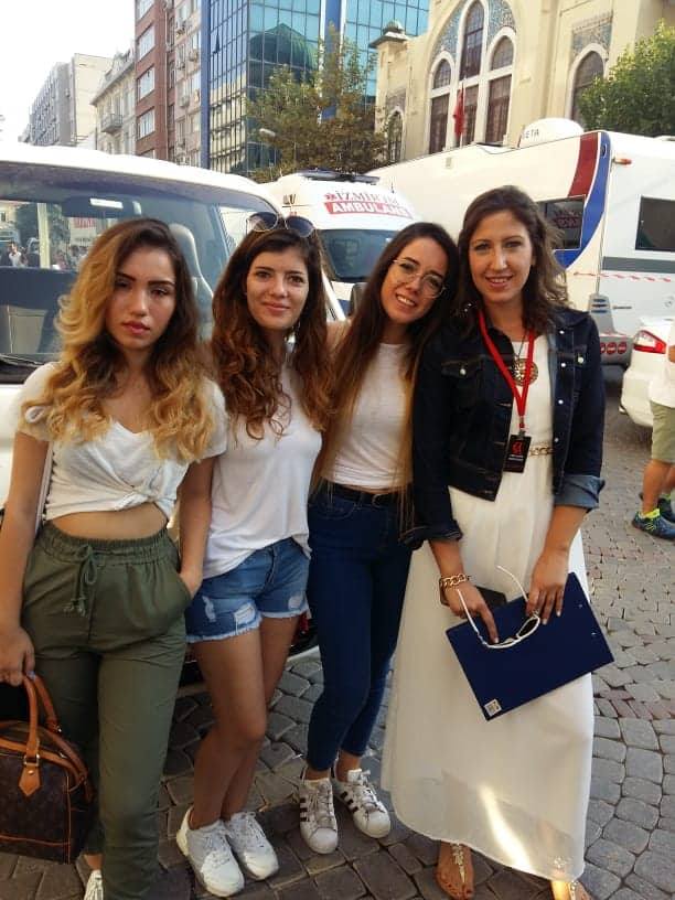 Foça'da çekimleri devam eden sinema filmimiz için ROL ALMAK için istekli kişilerimizi bekliyoruz. 0530 515 92 12 telefon numaramızdan bize ulaşabilirler.