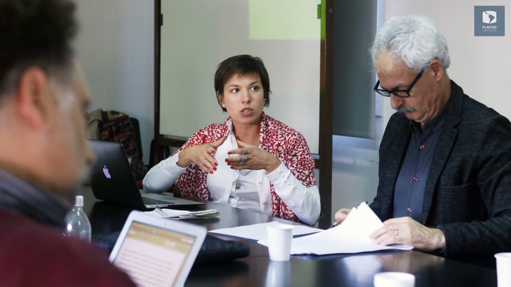 FLACSOArgentina's tweet photo. Segunda charla-debate del #IICSAL, el Instituto de Investigación de doble pertenencia entre la @FLACSOARGENTINA y el @CONICETDialoga
En esta ocasión el tema fue la gobernanza de las #migraciones internacionales y el panel fue abierto por @AndrewPGeddes del @migrpolcentre https://t.co/p9mgqVskvp