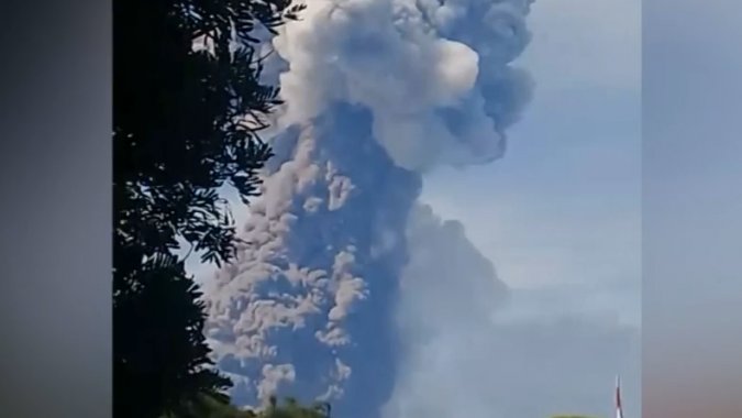 [VIDEO] Pasca-Letusan, Gunung Soputan Berstatus Siaga dlvr.it/Qm9GN0