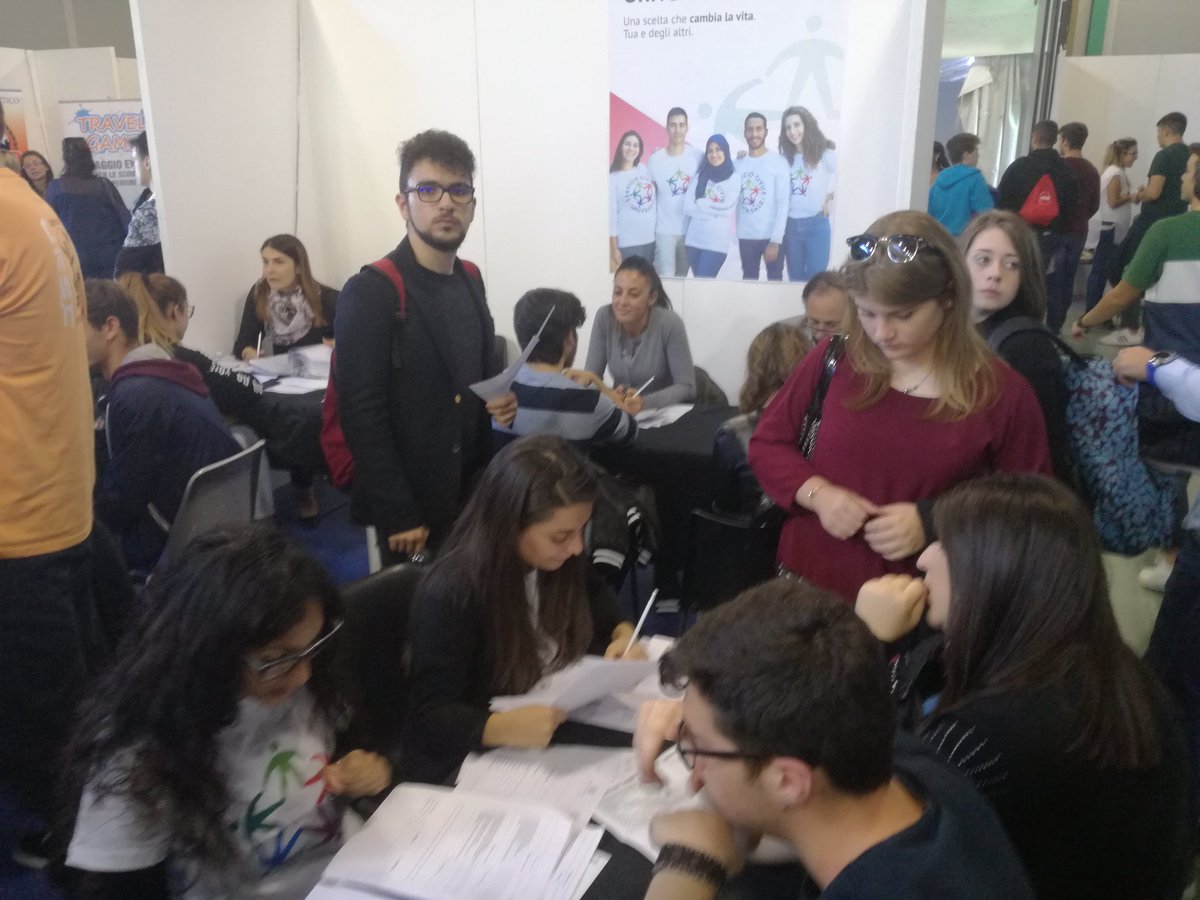 pcm_giovani_scu's tweet photo. Oggi il Servizio Civile Universale al salone dello Studente a Pescara ha incontrato studenti e docenti ....domani Titti Postiglione   e Antonella Tozza Dg Ufficio scolastico regionale dell'Abruzzo parlano del SCU una tappa del percorso di orientamento  per i nostri giovani https://t.co/uXOYNQ1A0M