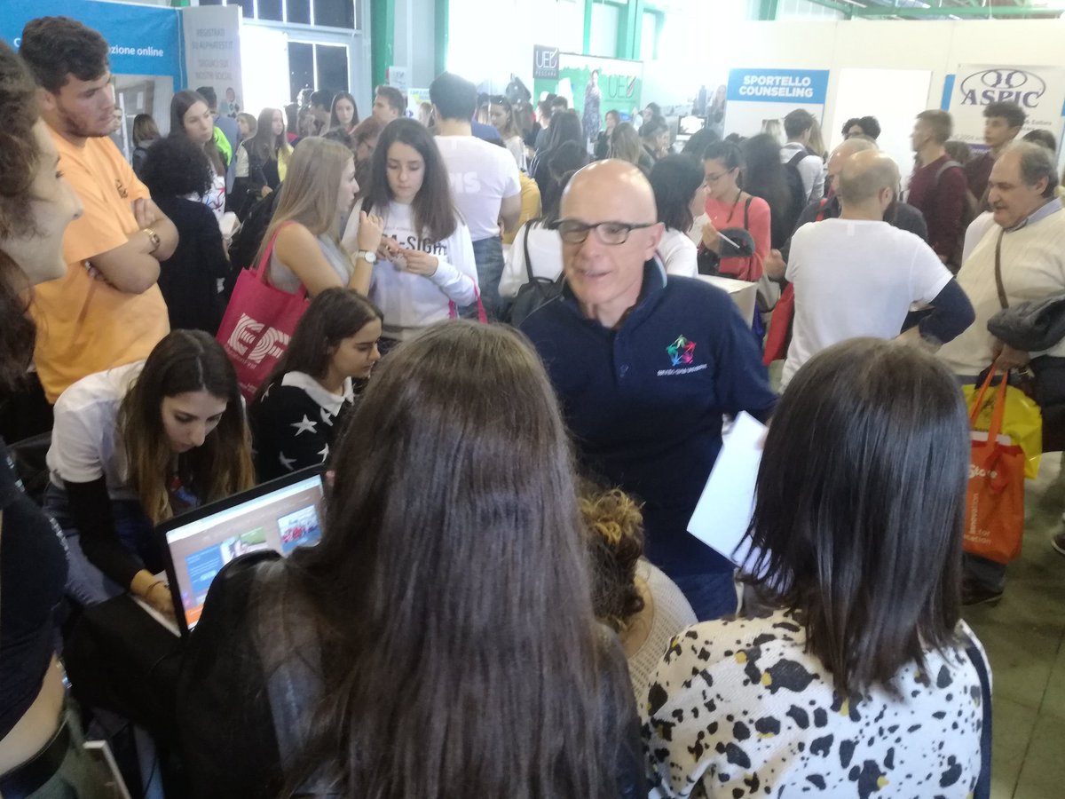pcm_giovani_scu's tweet photo. Oggi il Servizio Civile Universale al salone dello Studente a Pescara ha incontrato studenti e docenti ....domani Titti Postiglione   e Antonella Tozza Dg Ufficio scolastico regionale dell'Abruzzo parlano del SCU una tappa del percorso di orientamento  per i nostri giovani https://t.co/uXOYNQ1A0M