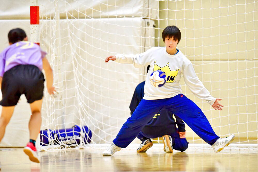 toinhandball's tweet photo. 💎4年生メンバー紹介💎

❷桑原美紗季・カイさん

ポジション:GK
宮崎県出身、宮崎愛がメチャ強いです💙
ハンドボールが大好きなカイさん

普段はクールなんですけど
ボソッと面白いこと言います🤣

小さな体でゴールを守ってくれる守護神！
ダイナミックなプレーが見所です！

next→💚
#桐蔭ハンド部 https://t.co/DyvuRBjfPX