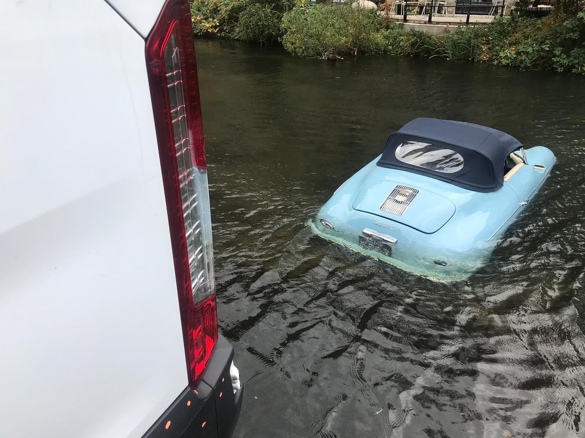 Is this a prank?!? My cousin posted this pic of a vintage #Porsche knocked into the Regent’s Canal, N1 by a white van. 🤦🏻‍♂️