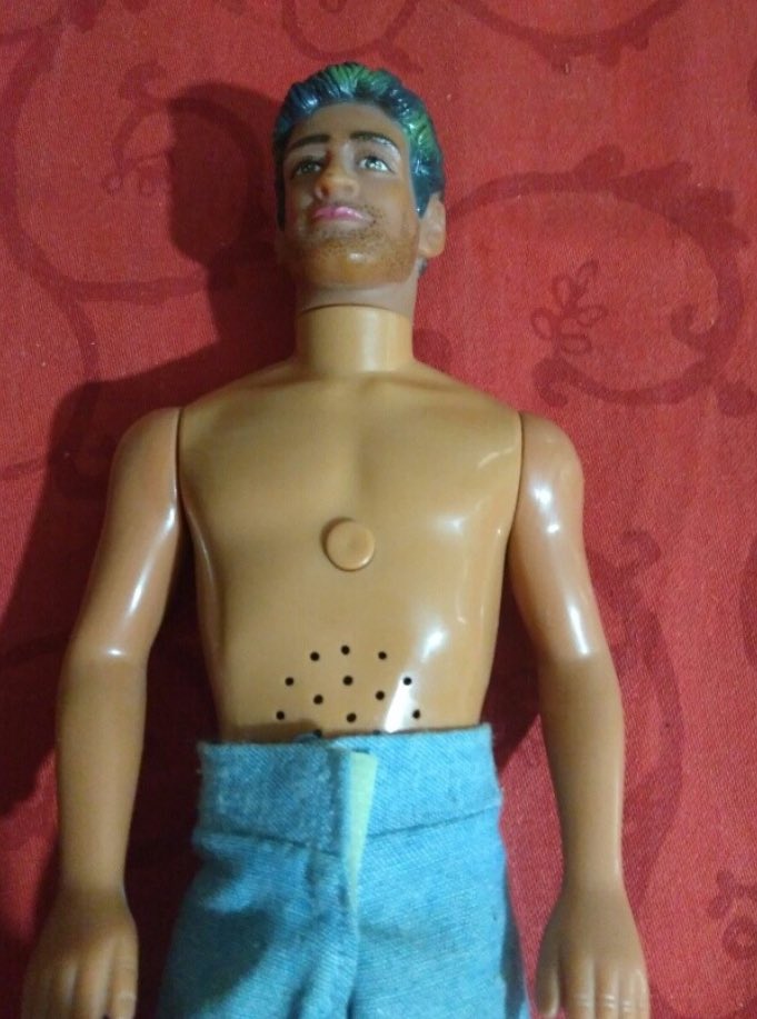 ccamiccamila's tweet photo. Me levante pensando en la película que salió de el potro y me acorde que cuando era chica mi papá en vez de comprarme un ken para las Barbies me compro un RODRIGO que lo apretabas y cantaba cuarteto, además venía vestido de BOXEADOR. Igual alto levante tenia con mis barbies https://t.co/iLWwIIAdJc