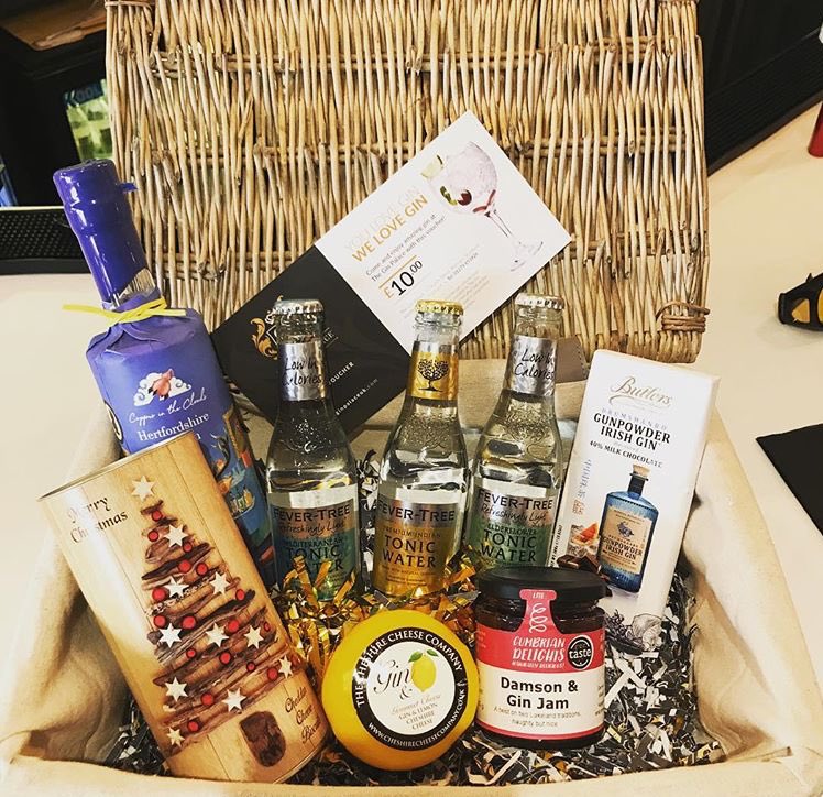 Struggling to think of Christmas gifts ? Don’t worry we’ve got you covered! 🎄pre order this fabby xmas hamper, including: a bottle of one time gin, gin chocolate, jam and more!