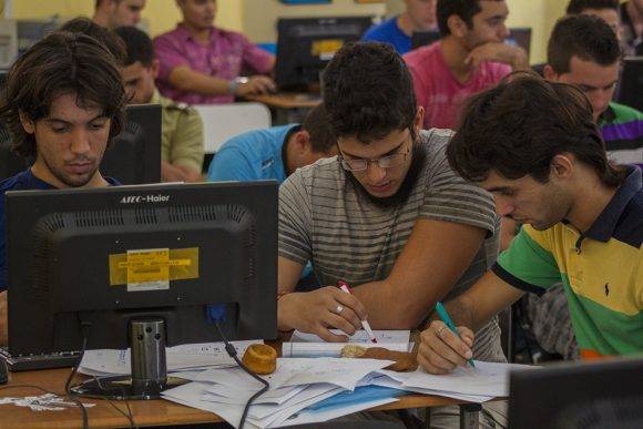 RadioRelojCuba's tweet image. El talento de miles de jóvenes #cubanos se pondrá a prueba cuando 7 centros universitarios acojan la final nacional del Concurso de #Programación; la #algoritmia, la #matemática y la #computación serán protagonistas 🇨🇺 RT @universidad_uci @nataliauci16 radioreloj.cu/es/noticias-ra…