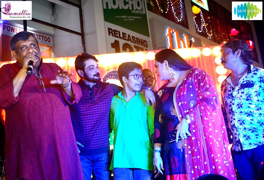 CamelliaFilms's tweet photo. Our most favourite @prosenjitbumba's birthday celebration with his fans and the entire team of #KishoreKumarJunior at #MetropolisMall.
#KKJ #Releasing12thOctober
@KGunedited @prosenjitbumba @AparajitaAdhya @lamahalder @saregamaglobal @nrd_camelliagrp https://t.co/zgMEoRKjMl