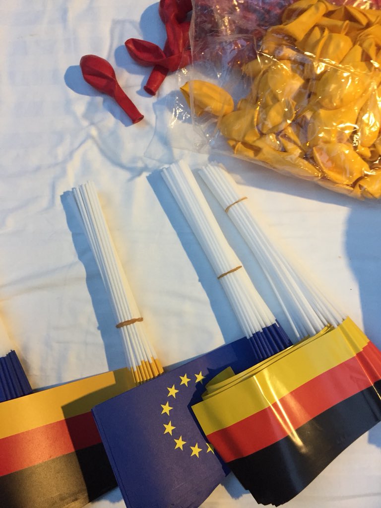 Why am I so dressed up on a Wednesday? It’s our national holiday today!! On 3rd of October we celebrate the unification of East and West-Germany in 1990. Let’s hope the #Pakistani weather will celebrate with us today! 🇵🇰🇩🇪☀️ #unityday #TDE2018