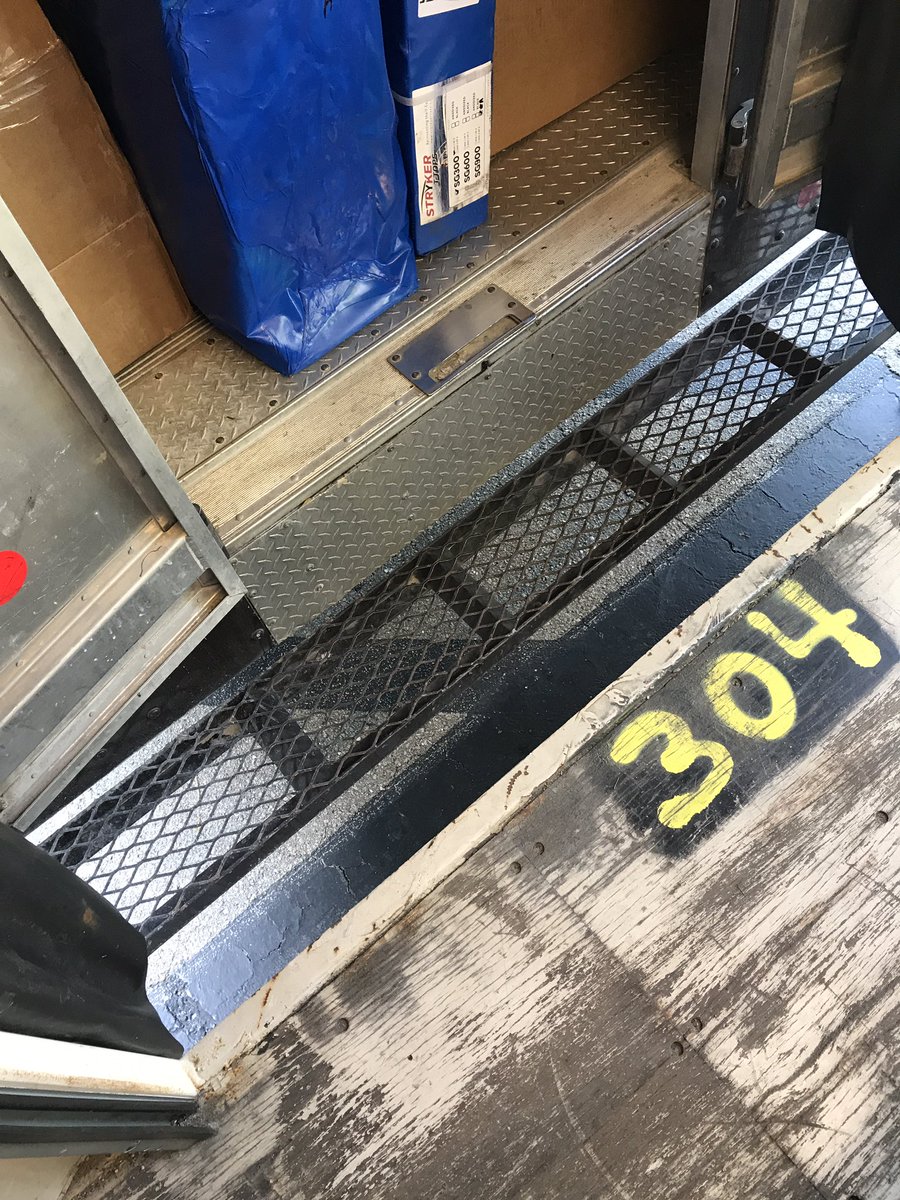 Circle of Honor driver Ed Rhoden cares about his preloader and brought it to everyone’s attention. His package car needs to be parked squarely against the dock to prevent slip and fall injuries. #CaretoConfront, #SafeByChoice, #WestDiv0740, <a href="/NaplesSafety/">Naples Safety Team 🇺🇸</a>, <a href="/mineo06/">Joe Mineo</a>