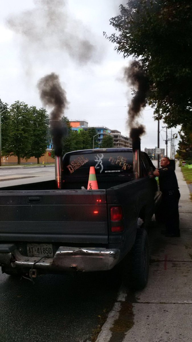 gatienmc's tweet image. Many complaints about excessive smoke from Diesel trucks. Including this one. Called my buddies at The Ministry of the Environment to come to Ottawa. One down. Plates Seized. A little excessive smoke ........... ya think....