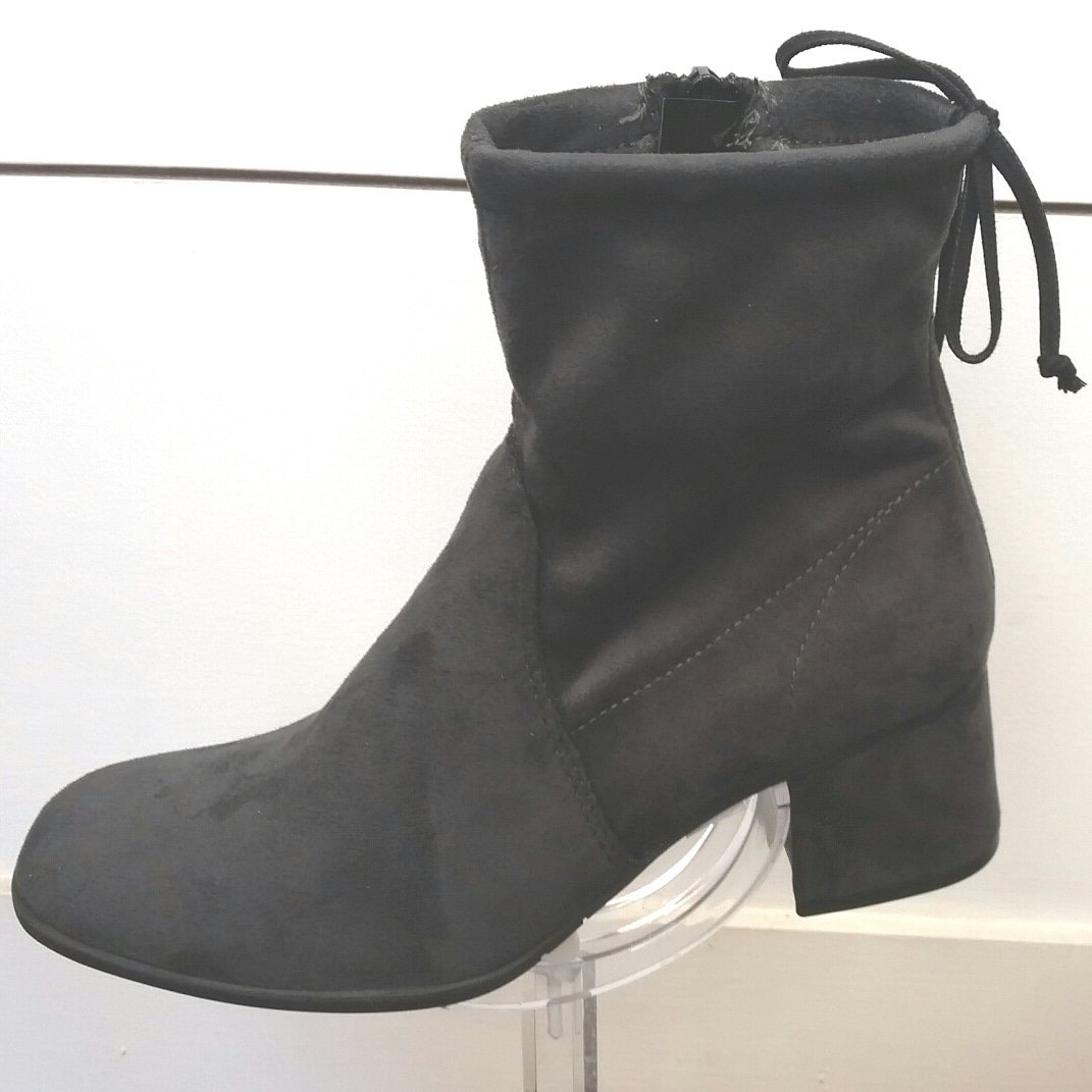This stylish ankle boot from Tamaris is perfect for a self-confident appearance with the right touch of elegance.
#Tamaris #elegantfootwear #ladiesfootwear #ladiesboots #winterboots #elegance #stylish