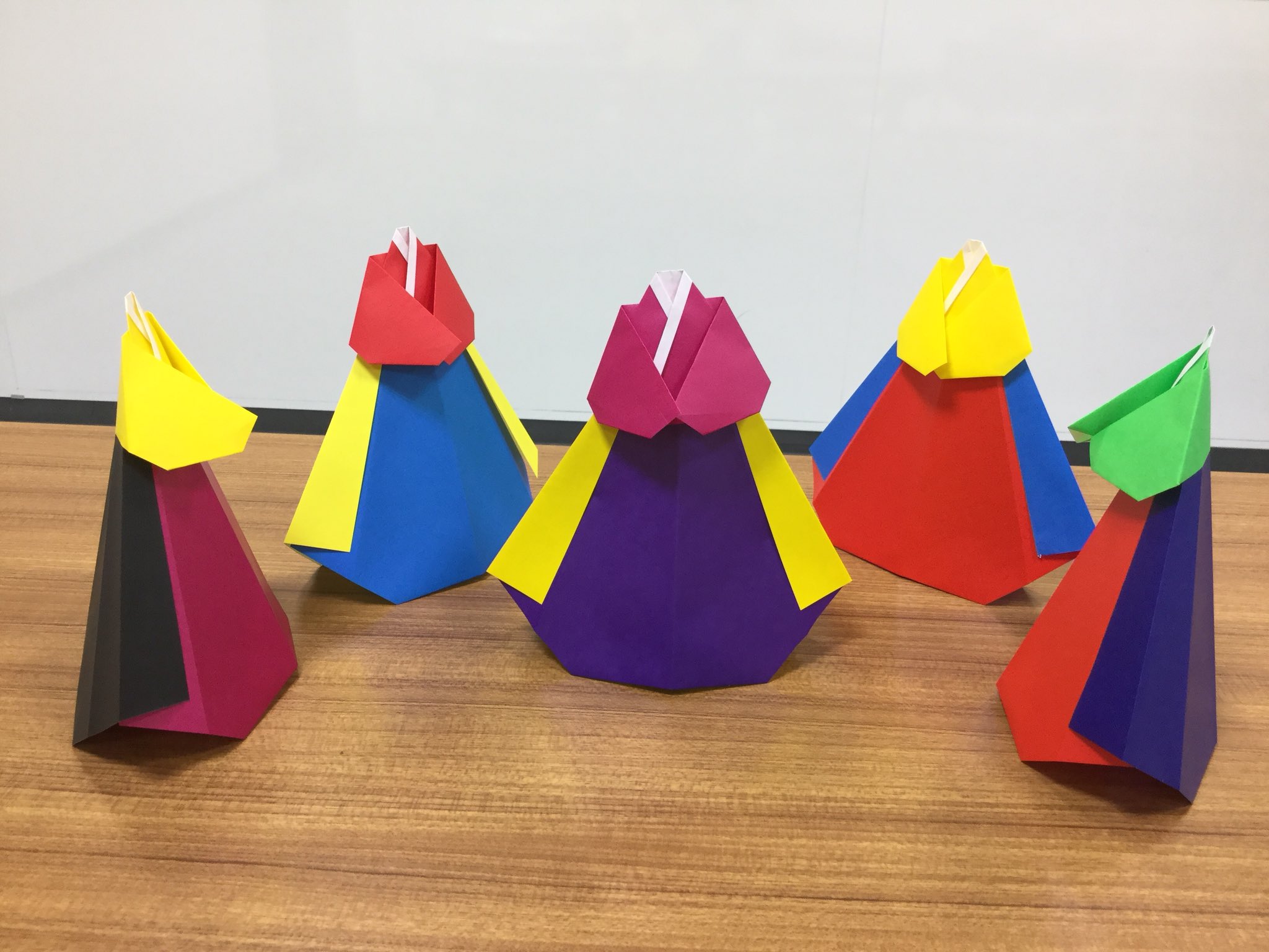 折り紙チマチョゴリorigami Kor 오방색 한복 치마저고리 같은 사이즈 색종이 3장으로 접는 타입 広島県呉市 ビューポートくれ 韓国語学習会ケナリ にて T Co Acfwbhwbld Twitter