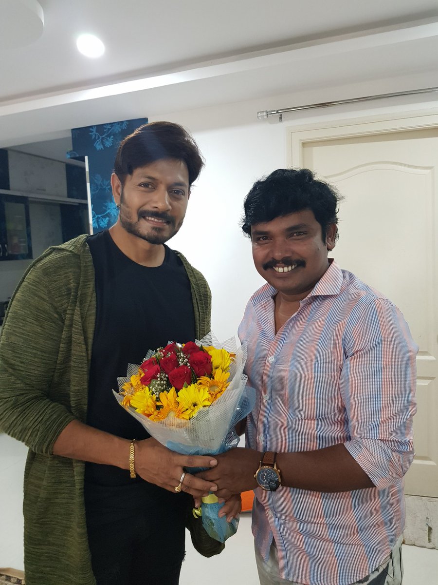 sampoornesh's tweet photo. బిగ్ బాస్ 2 విజేత మిత్రులు కౌషల్ మందా ని కలవటం జరిగింది. మీ అందరి అభిమానం నా మొబైల్ ద్వారా చూపించటం జరిగింది.

సదా మీ ప్రేమకి బానిస
మీ సంపూర్ణేష్ బాబు

#KaushalArmy 
#Kaushal 
#BiggBossTelugu2 https://t.co/Bb2SicX8tz