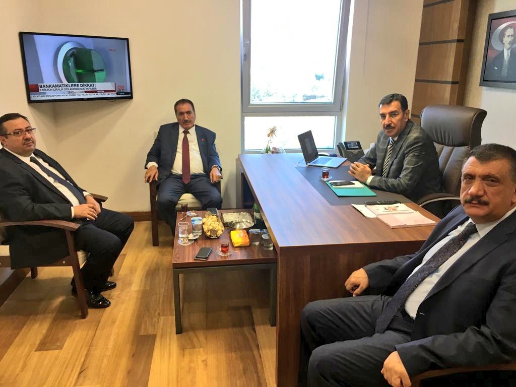 bulenttufenkci's tweet photo. Battalgazi Belediye Başkanımız @selahattingrkn, Kale Belediye Başkanımız Cemal Akdemir ve Avukat Ali Bakan Mecliste ziyaretimize geldiler. Nazik ziyaretleri için kendilerine teşekkür ediyorum. https://t.co/NEgCKitMWz