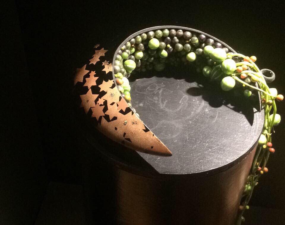 Yasuhiro_Asai's tweet photo. 2016年の作品かな。
小さく見えるけど、実は大きな花器です。
蒔絵吊り花器「三日月」「満月」
3枚目の写真はフラワーアーティストのニコライ・バーグマンさんとのコラボ。
身がぎっしり詰まって魅力的な立体作品になりました。 https://t.co/7hb1GbpVR5