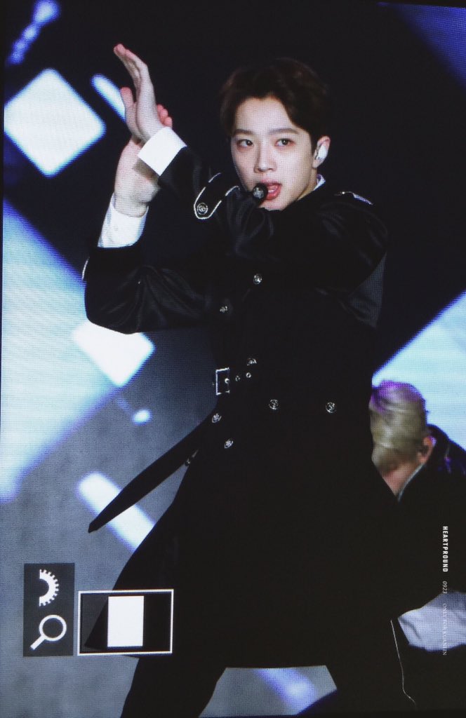 HeartPround0923's tweet photo. 181003 아송페 
是我的光♡

#워너원 #라이관린 https://t.co/HKqKXM6RZA