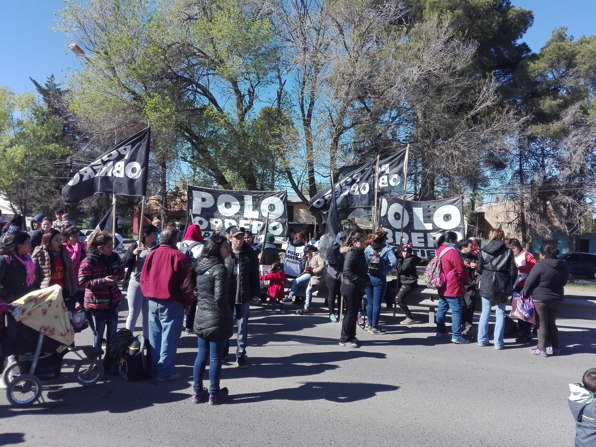 gabysuppicich's tweet photo. El Polo Obrero Neuquén junto a otras organizaciones sociales salió al corte ruta contra el gobierno hambreador del MPN! Vamos por trabajo y todas nuestras reivindicaciones! https://t.co/zRFJkUWxFP