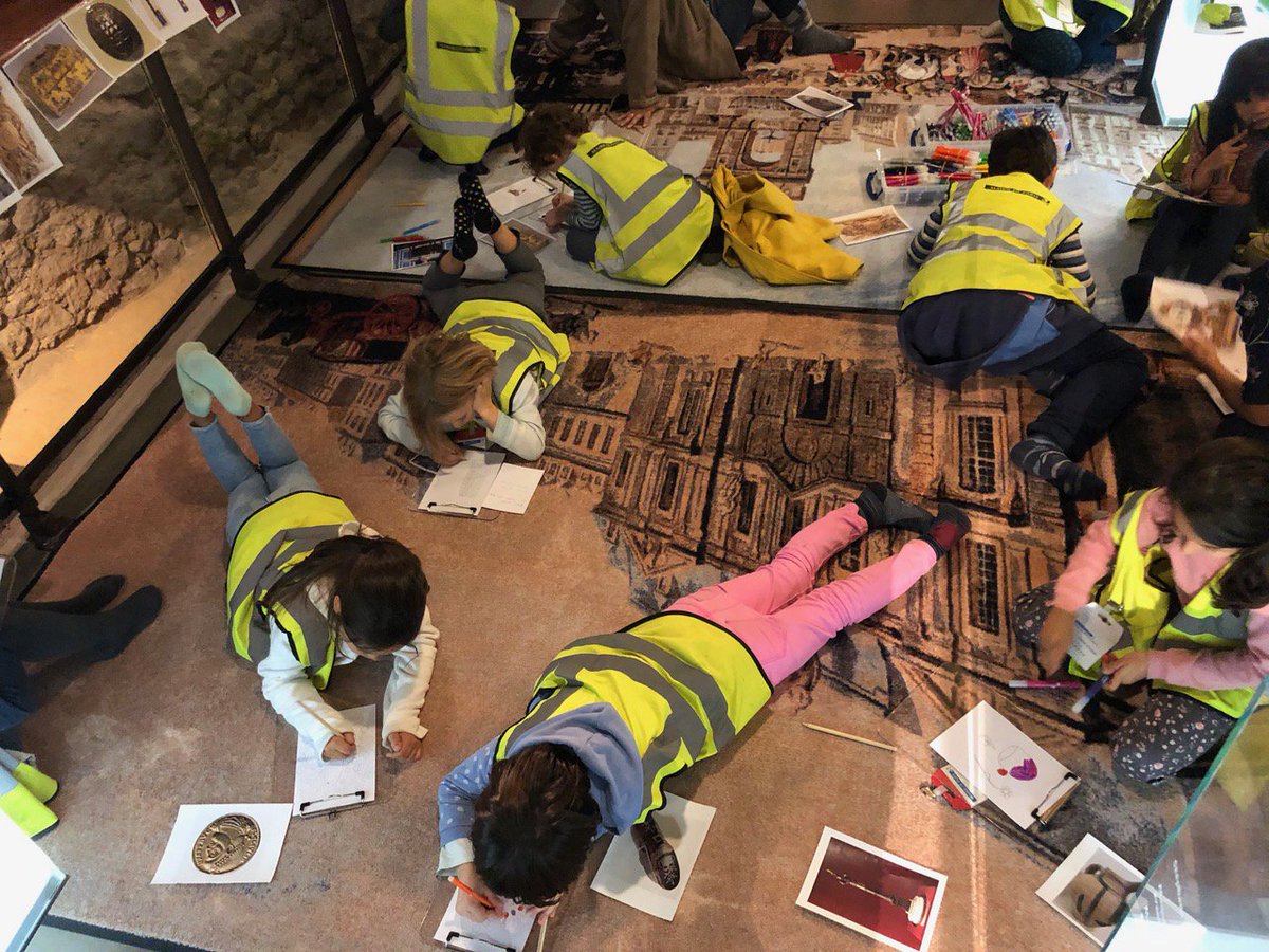 museecarnavalet's tweet photo. Faites participer votre enfant à la rénovation du musée #Carnavalet-  #Histoire de #Paris ! Aujourd'hui, un atelier gratuit propose aux  enfants de réinterpréter librement une œuvre de la collection.
Tous les mercredis à partir de 15h30 à la #Cryptearcheologique #culture #famille https://t.co/7G1kHHdjYh