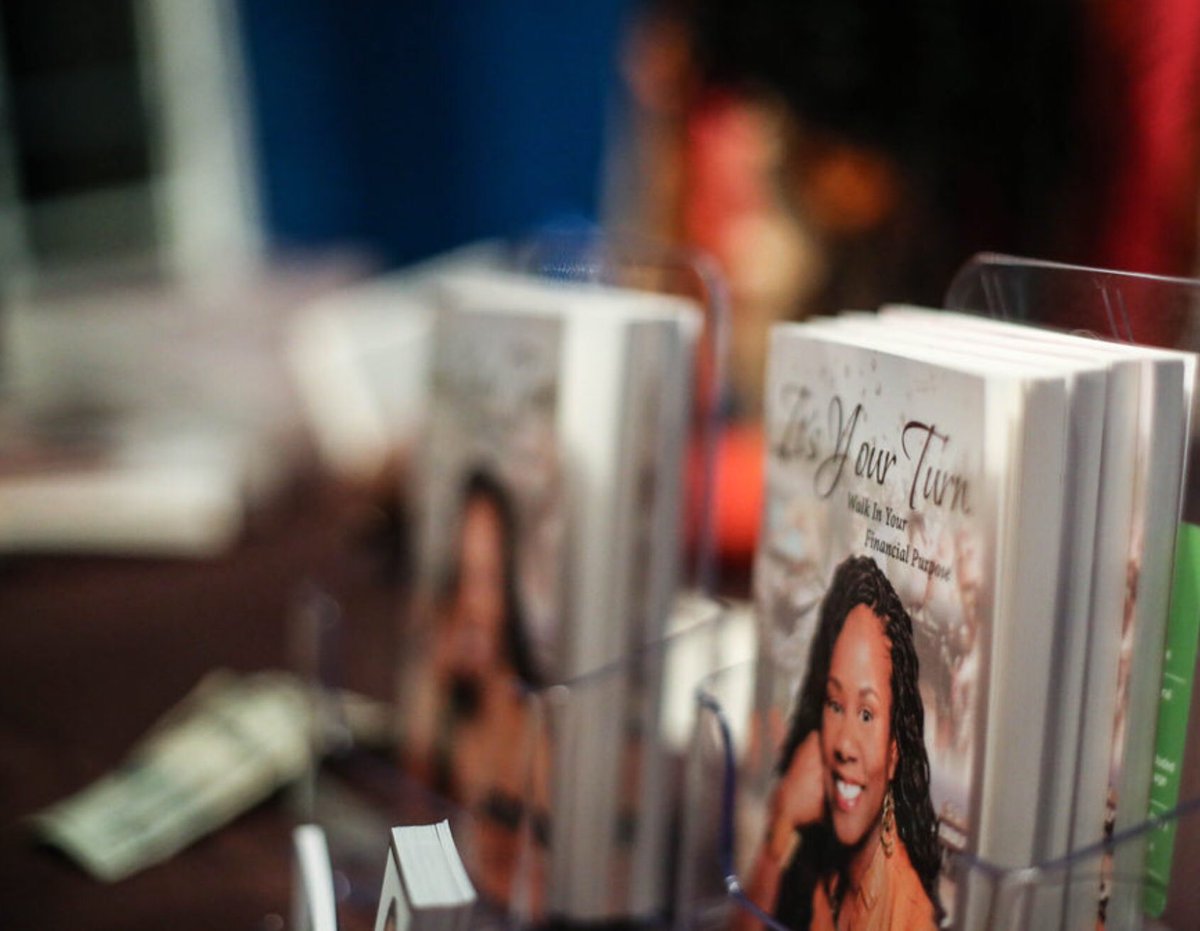 TidbitsWithTina's tweet photo. Welcome to some of my favorite photos from my exclusive book signing!  So excited to share! https://t.co/tliXGR7vyt