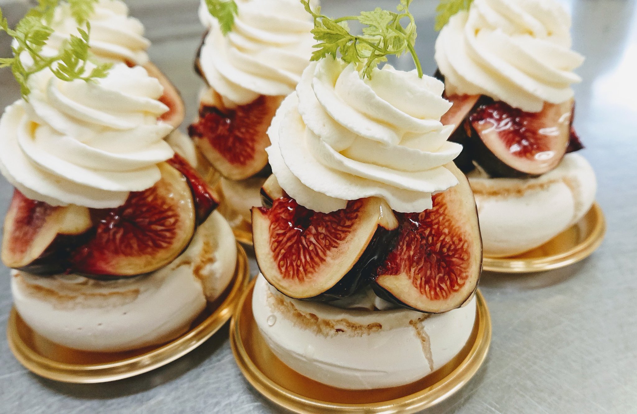 チョコレートとクルミのパブロバ、マデイラとみかん添え レシピ