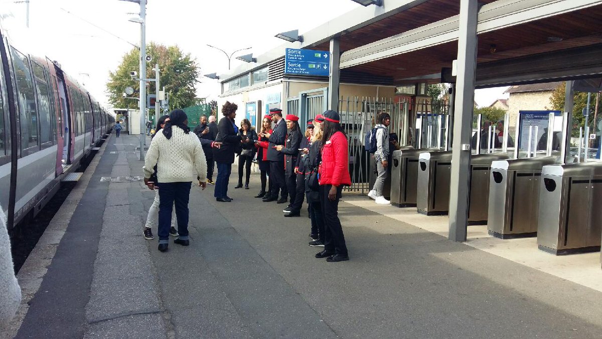 fredbell75's tweet photo. En direct de @LigneH_SNCF les équipes d'unité d'accueil commercial voyageurs et les agents commerciaux #LigneH sont unis pour lutter contre la fraude @Mohamed_Bouarfe @cecderv @FouziaHocini @carolefo75 https://t.co/eqZs7uh2BS