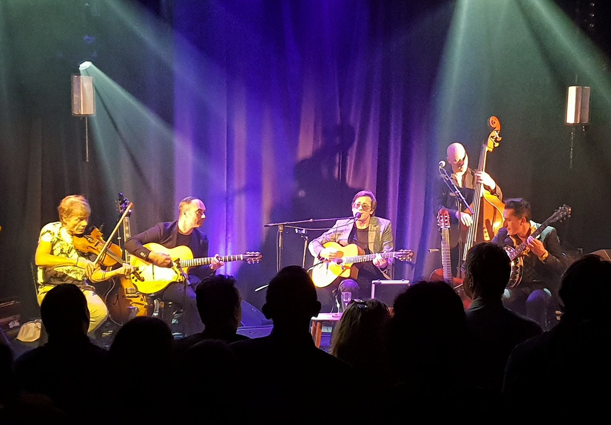 ROY_choc's tweet photo. Hier j'apprends que je me suis fais volé ma voiture. 1h après je suis au concert de @ThomasDutronc. Je suis reparti à pieds... mais avec la banane🍌!
Merci #thomasdutronc !
#LifeIsLove #flowparis https://t.co/pW58CZVz35