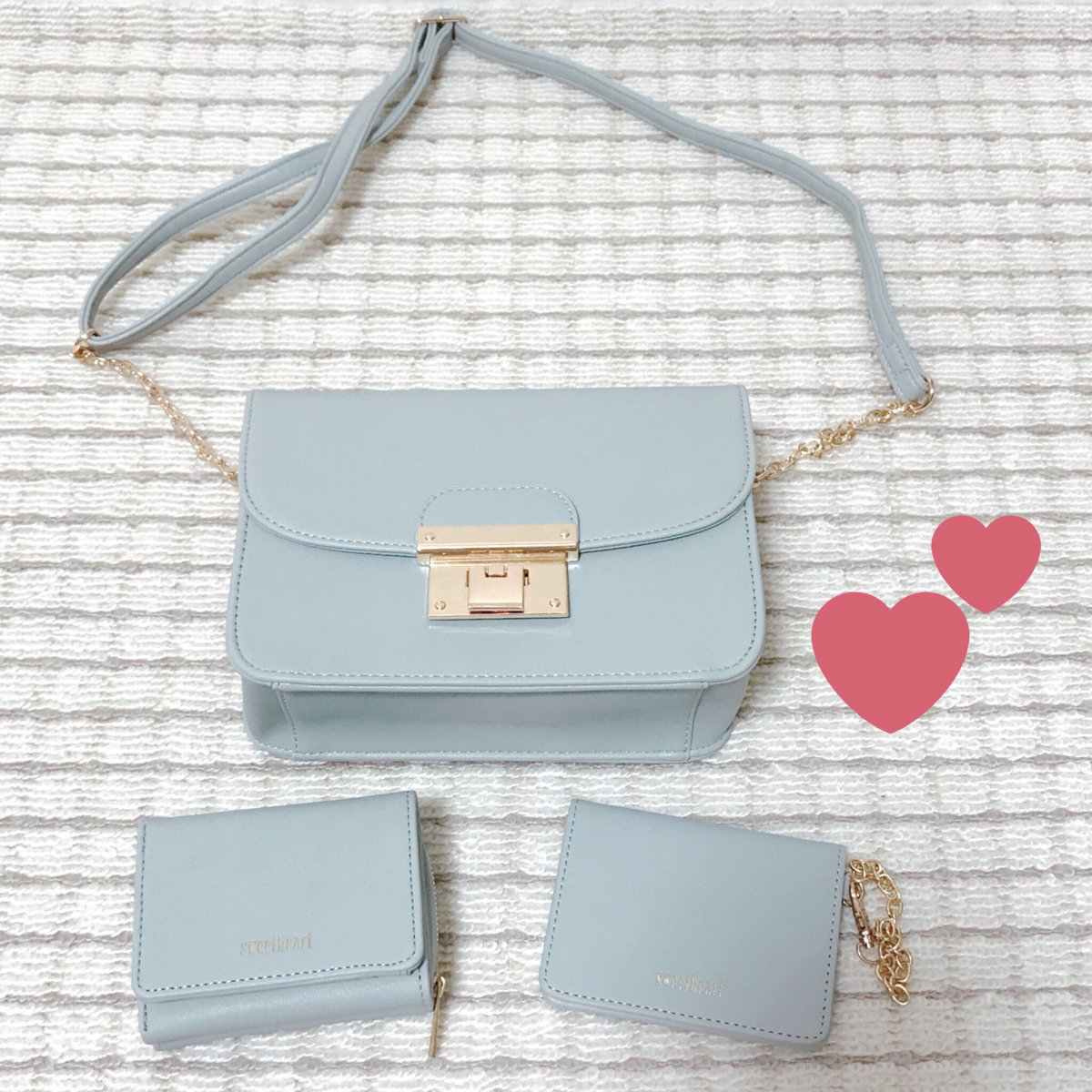 아게타 A Twitter しまむらのバッグ3点セット1500円 ミニ財布と定期入れまで付いてるうえに長さが調整出来るとか最高 長財布もギリ入る 他の色もあったけど個人的には色によって質感との感じで安っぽく見えるのあったから実物見て買うのがおススメかなぁ