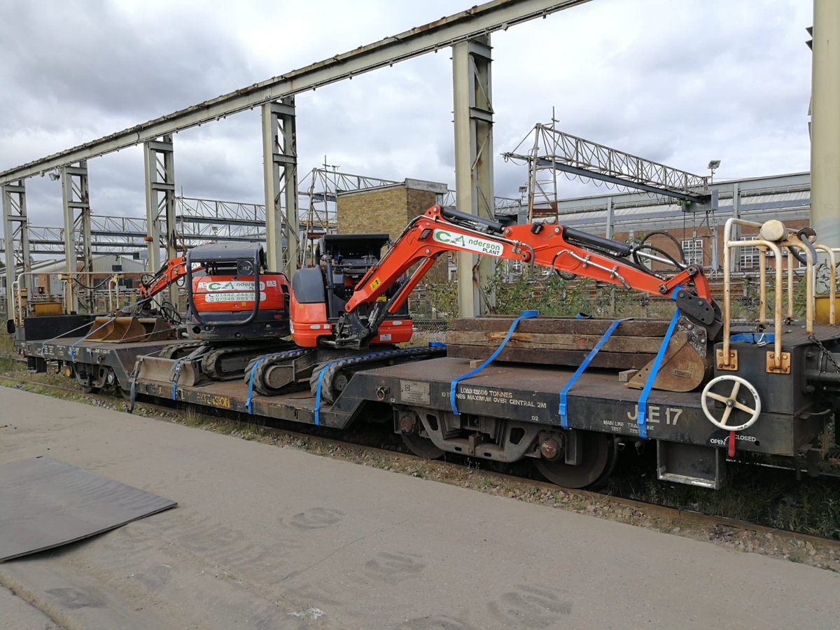 caplanthire's tweet photo. Loaded on the BTR train for tonight’s shift. #planthire #plantmachinery #caplanthire https://t.co/bhsBDx9SDp