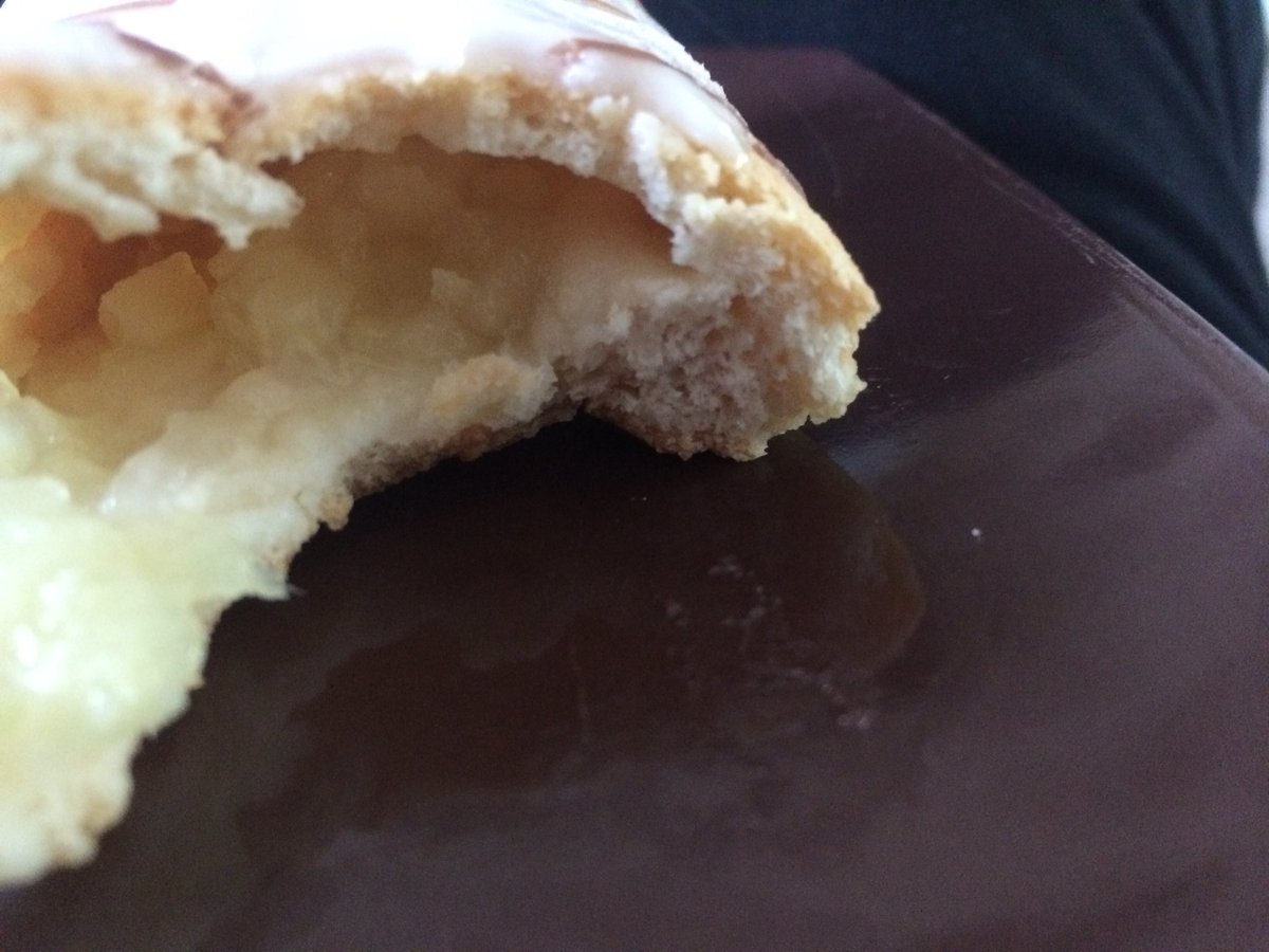 FannyIngabout's tweet image. Treated myself to a @GreggsOfficial apple Danish pastry. Whatever the apple is wrapped in, it isn’t pastry 🙁. #applebread